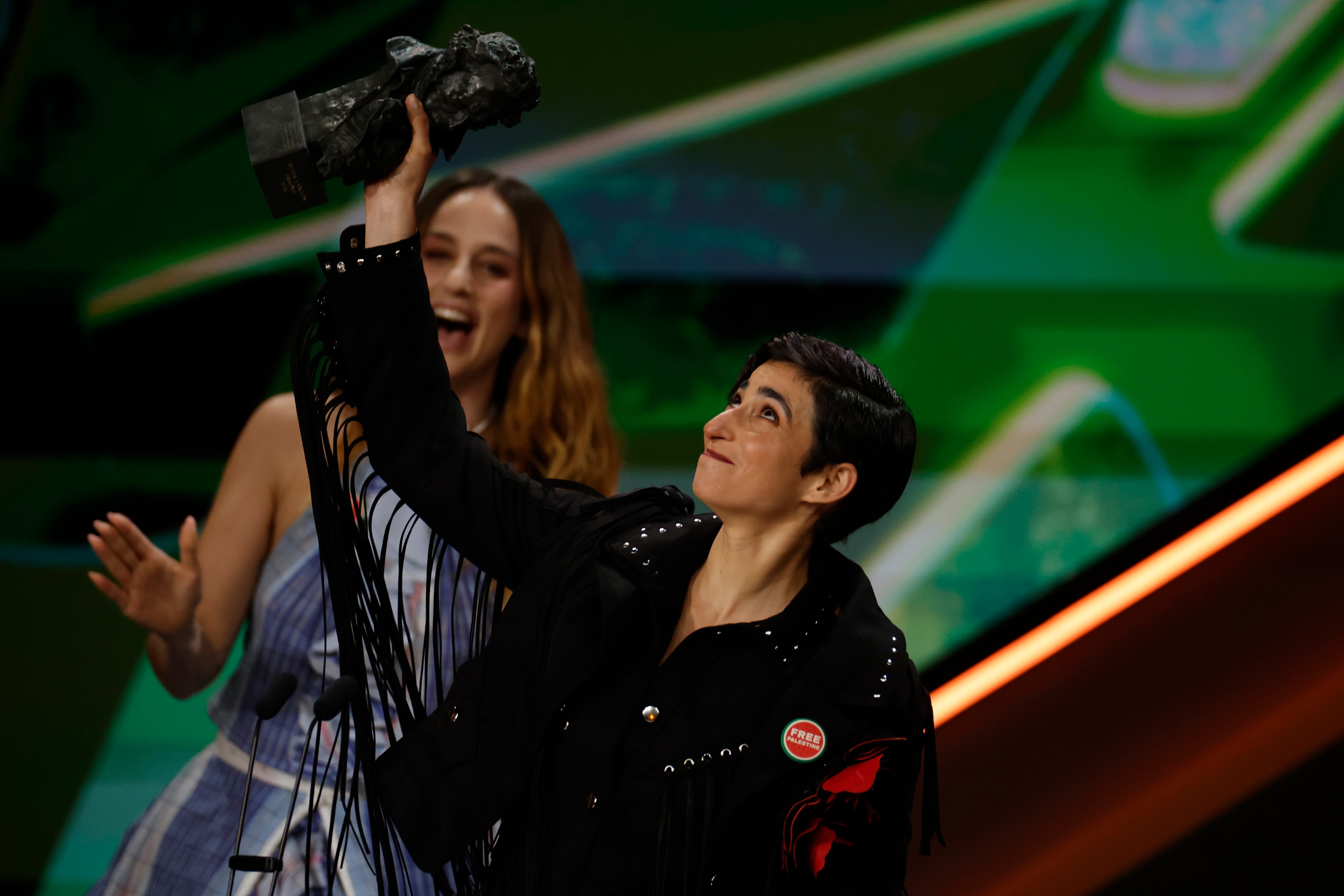 La actriz Alba Flores tras recibir el Goya a mejor canción original por ´Flores para Antonio´, durante la ceremonia de entrega de los Premios Goya en su 40 edición, este sábado en el Auditorio Fórum CCIB de Barcelona.
