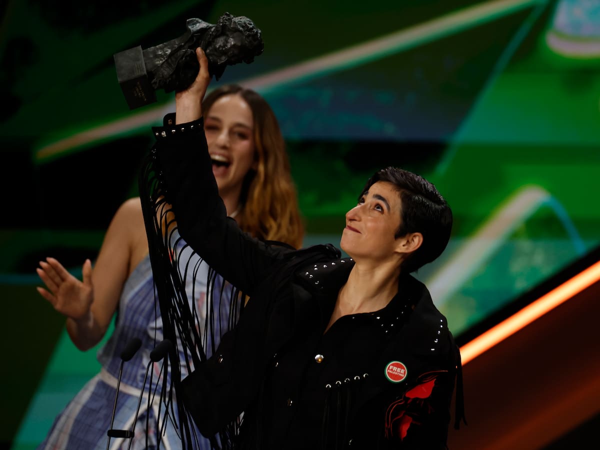 Alba Flores homenajea a su padre y entona su "no a la guerra" cantando una de sus canciones más reconocidas: "Nunca más usar la violencia"