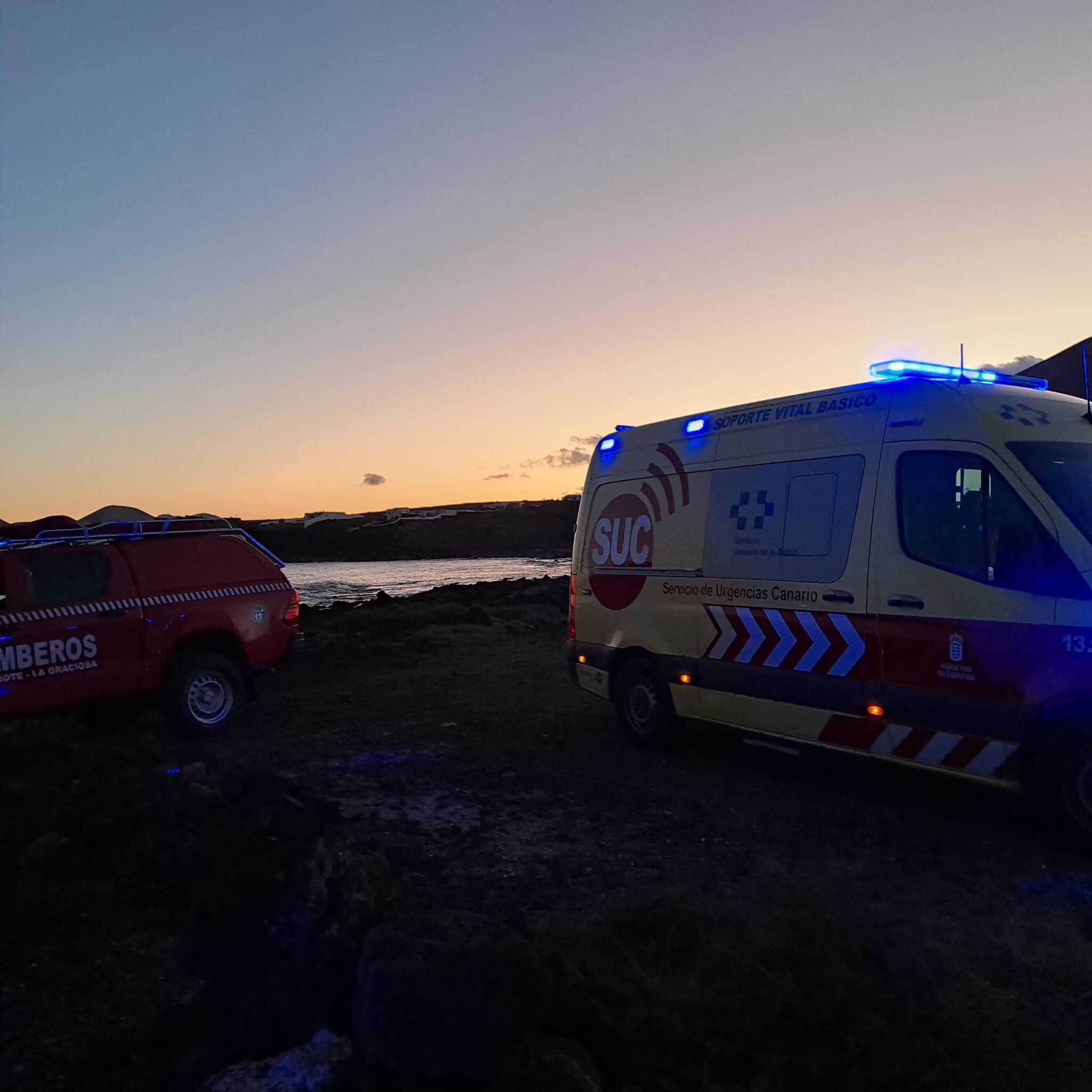 Ambulancia y vehículo de los bomberos de Lanzarote en Los Cocoteros.