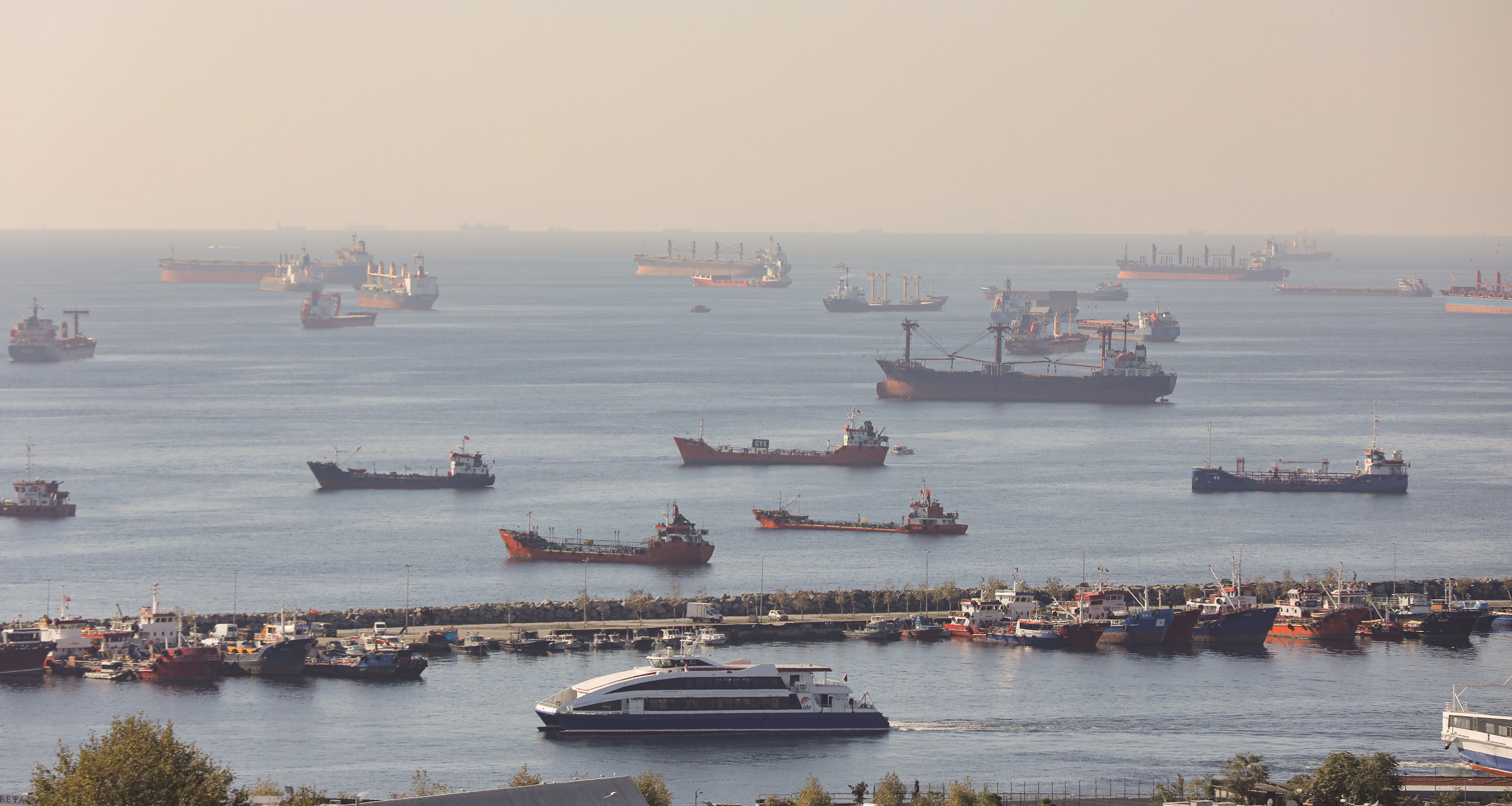 Atasco de cargueros petroleros en el estrecho del Bósforo en Estambul (Turquía).