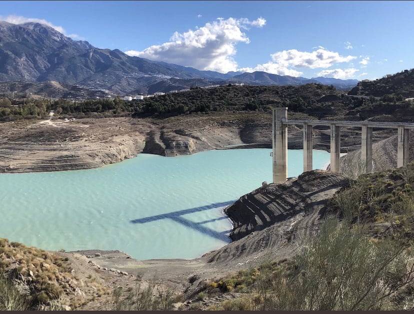 Imagen de archivo del pantano de la Viñuela en el mes de febrero. Ahora esta bajo el umbral de lo que se considera embalse muerto