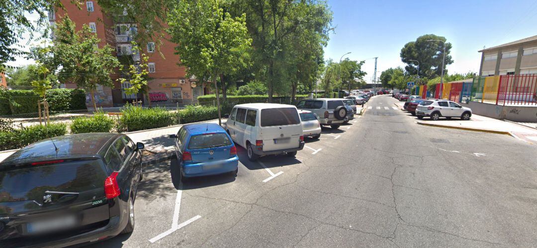 Los aparcamientos en la calle Mónaco de Fuenlabrada