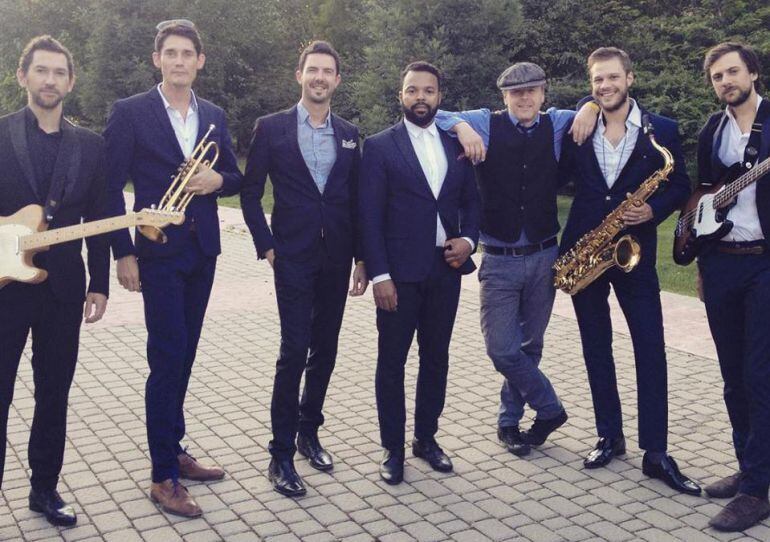 Myles Sanko y su banda