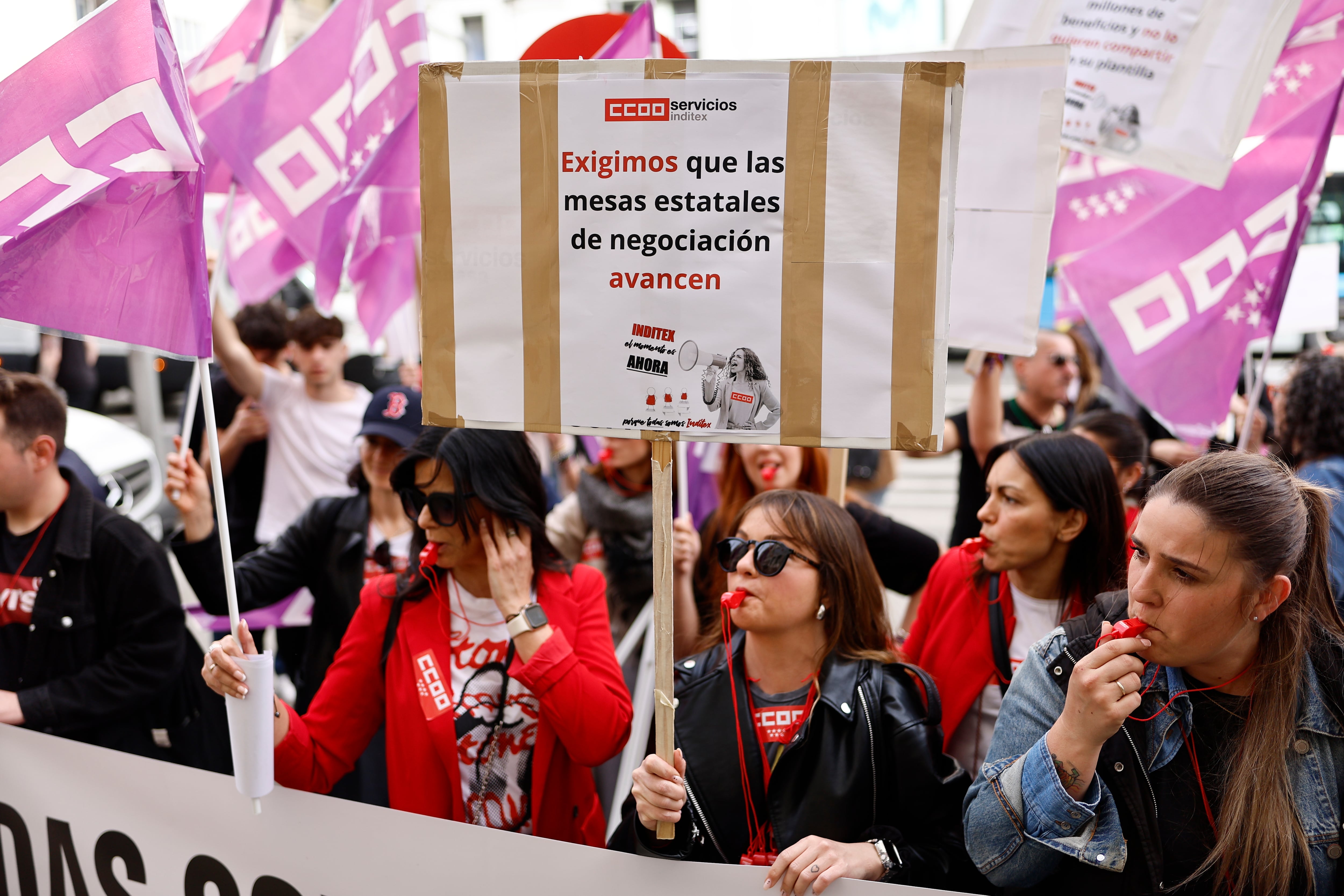 Concentración en Madrid contra Inditex, este viernes. Los sindicatos mayoritarios convocan una manifestación de los trabajadores de Inditex en Madrid para reclamar mejoras laborales. EFE/ Rodrigo Jiménez