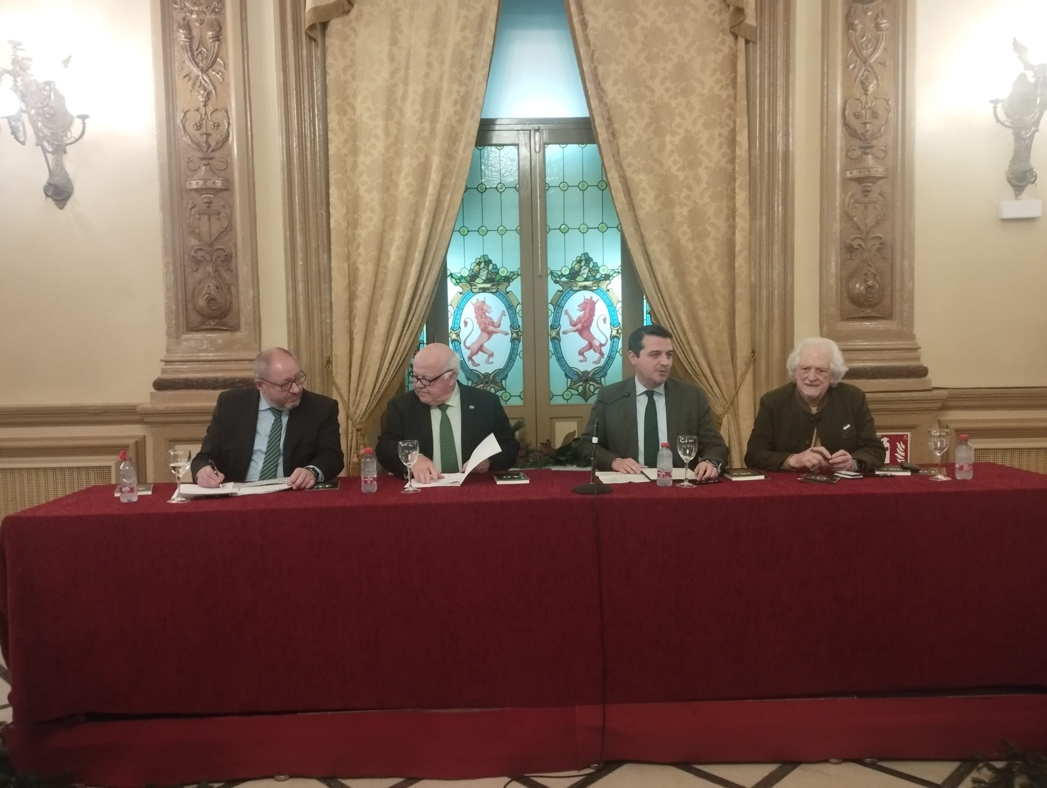 De izquierda a derecha: El rector de la UCO, Manuel Torralbo; el presidente del Parlamento Andaluz, Jesús Aguirre; el alcalde de Córdoba, José María Bellido, y Alejandro Rojas Marcos.