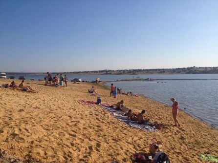 Bañistas en la playa de El Viso