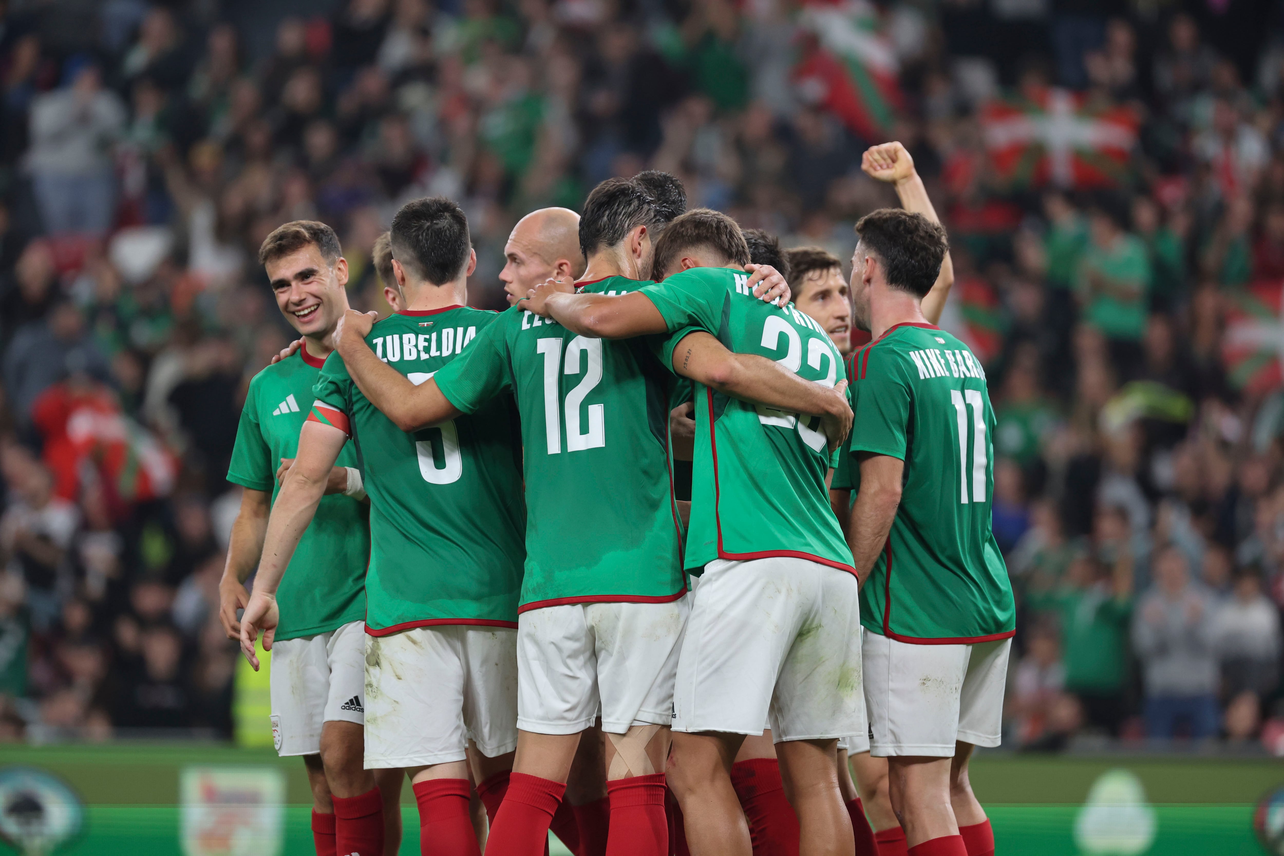 BILBAO, 15/11/2025.- El centrocampista de la selección de Euskadi Gorka Guruzeta celebra su gol durante el partido amistoso que las selecciones de Euskadi y Palestina disputan este sábado en el estadio de San Mamés, en Bilbao. EFE/Luis Tejido