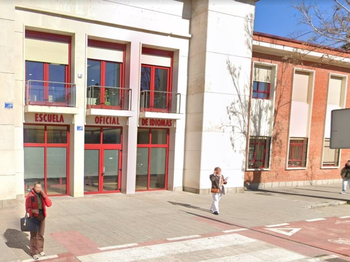 La Escuela Oficial de Idiomas recoge firmas tras conocer los cambios de criterio de la consejería de Educación, entre ellos subida de ratios y pérdida de grupos
