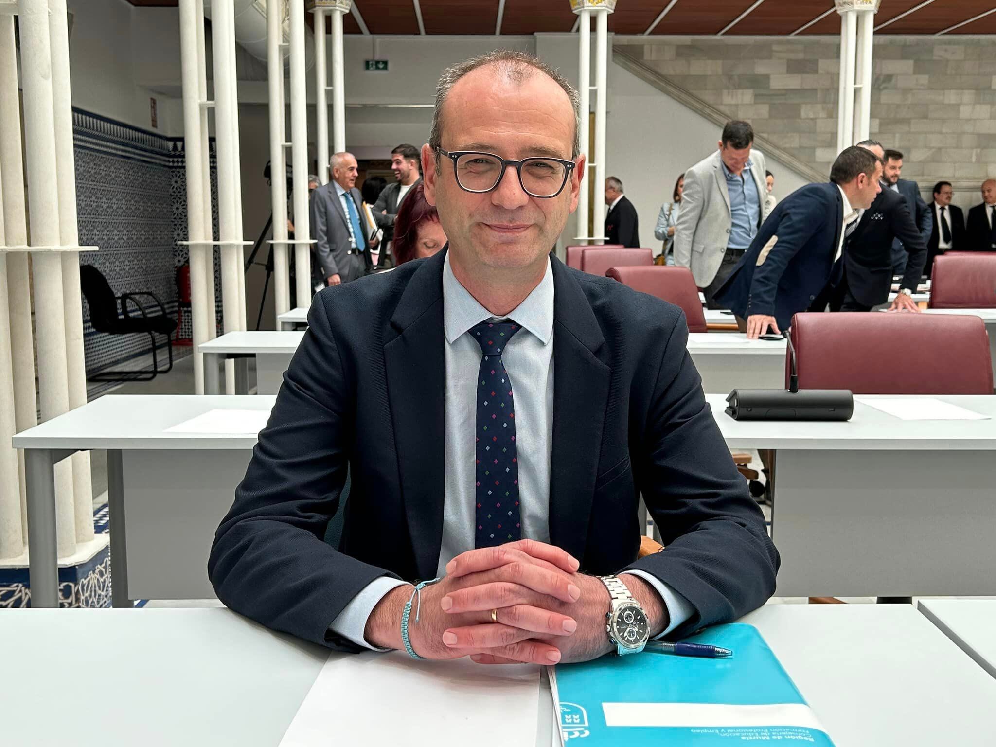 El consejero de Educación, Formación Profesional y Empleo, Víctor Marín, durante su comparecencia en sesión plenaria de la Asamblea Regional.