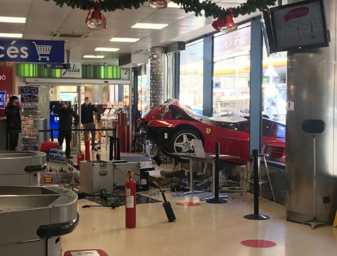 Un Ferrari s'encasta al centre comercial River