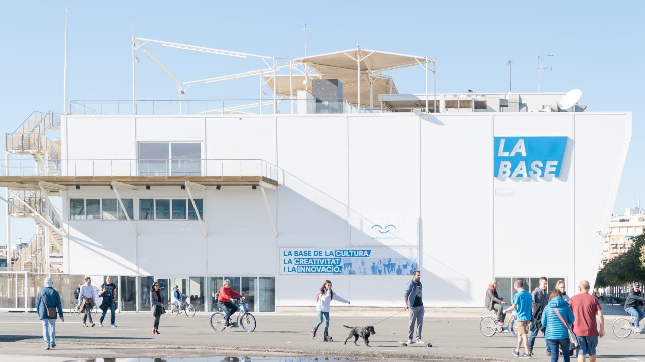 Gente paseando en la Marina de València. Fuente: Federació d&#039;Associacions Veïnals de València