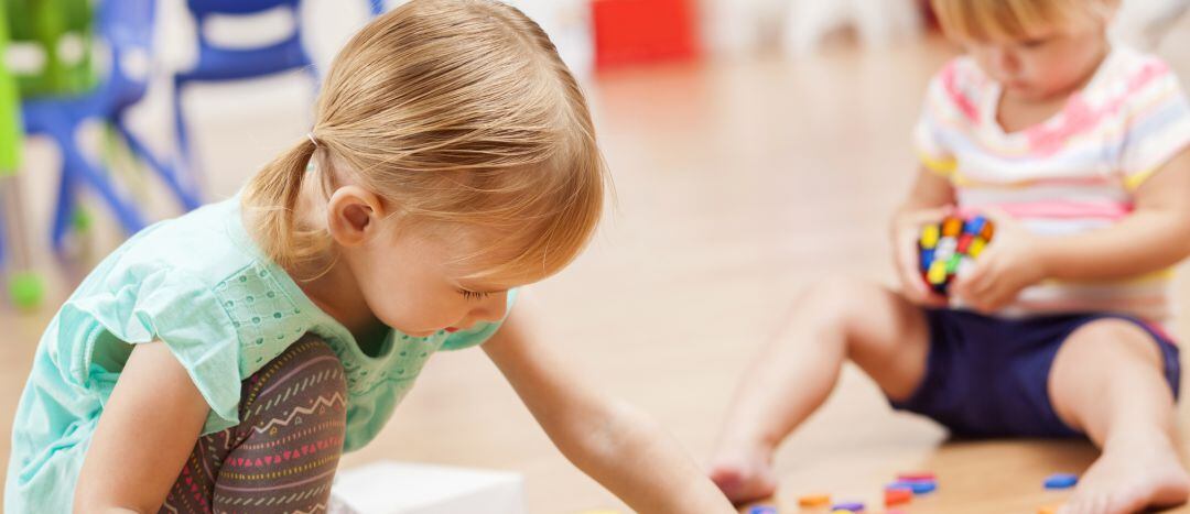 Niñas jugando en un aula