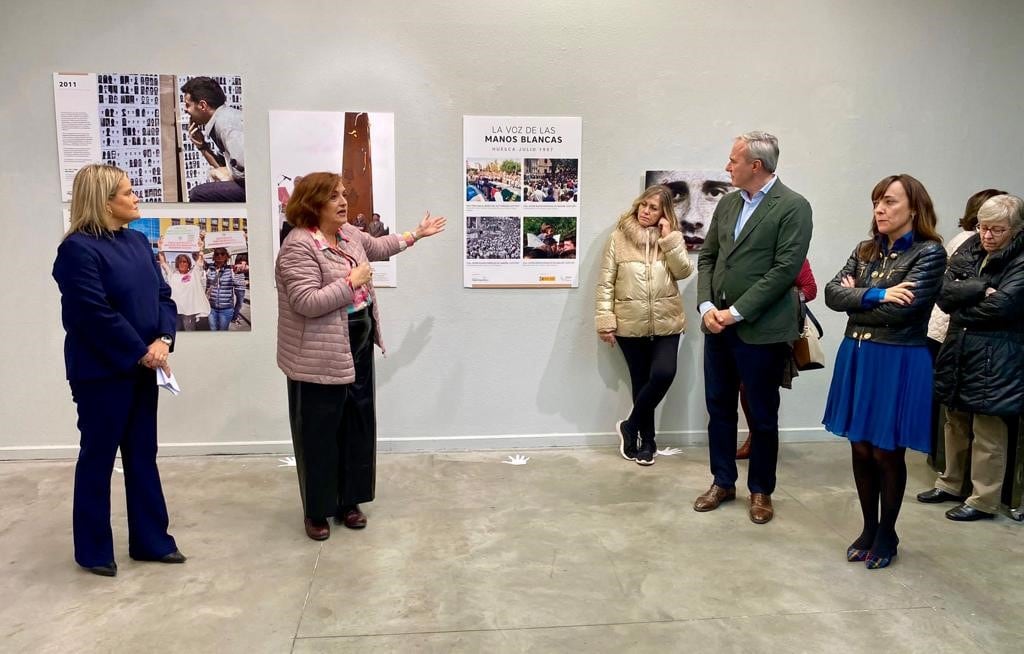 Inauguración de la exposición &quot;La voz de las manos blancas&quot; en Huesca