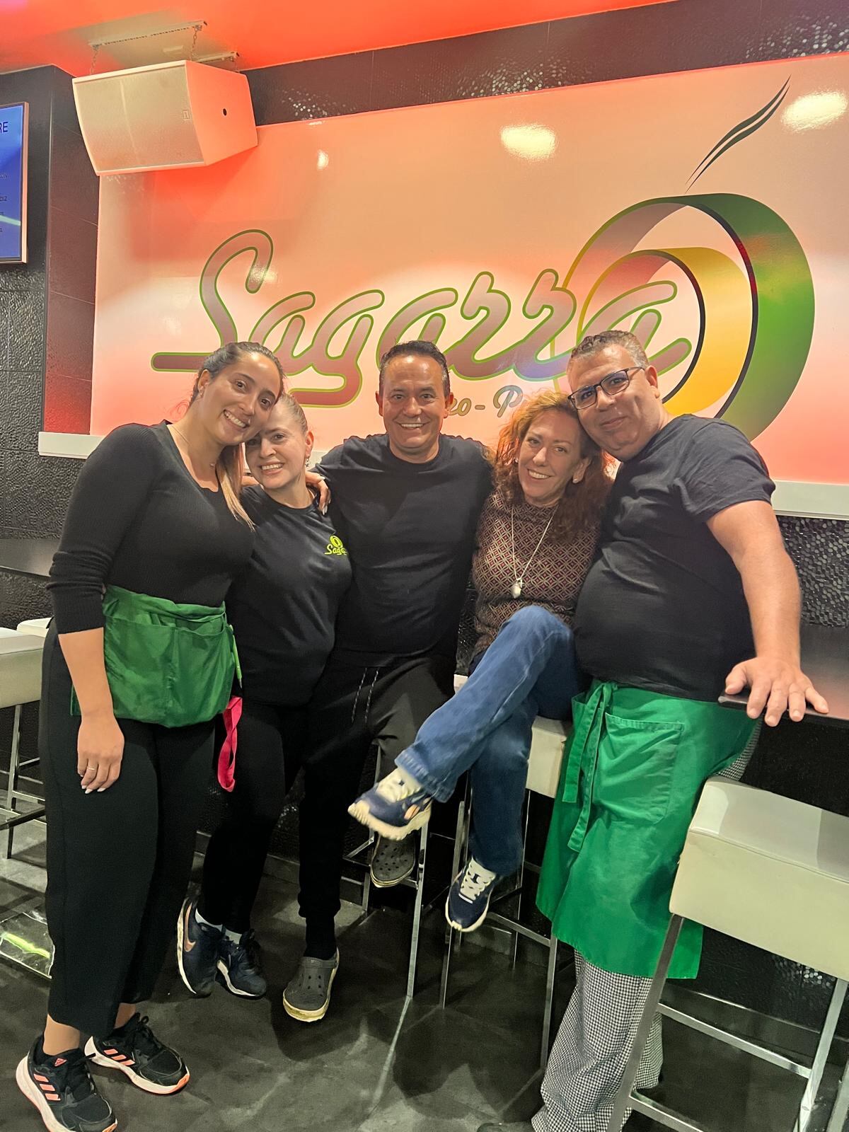 Mireia Alonso, segunda por la derecha, con el personal del "Sagarra" de Ermua