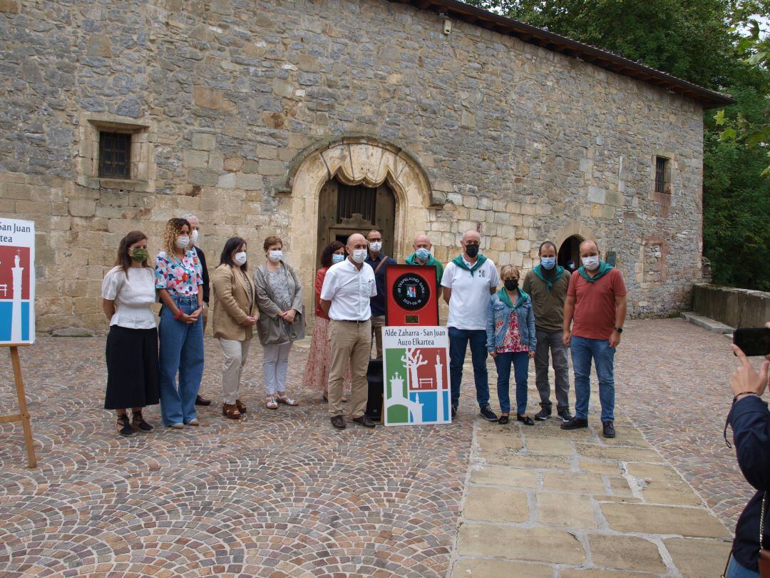 Representantes de la OSI Bidasoa y de la asociación  