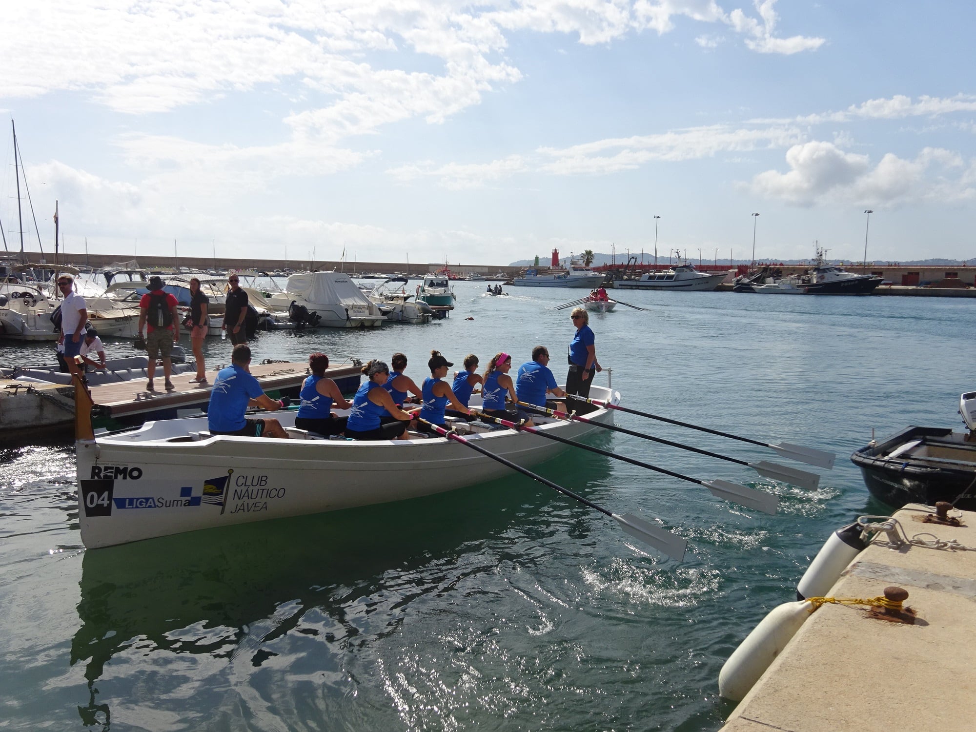 Equipo de remo saliendo al mar.