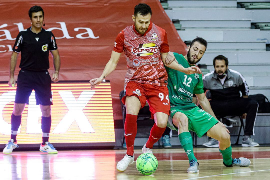 Paradynski con el balón zafándose de Cobarro