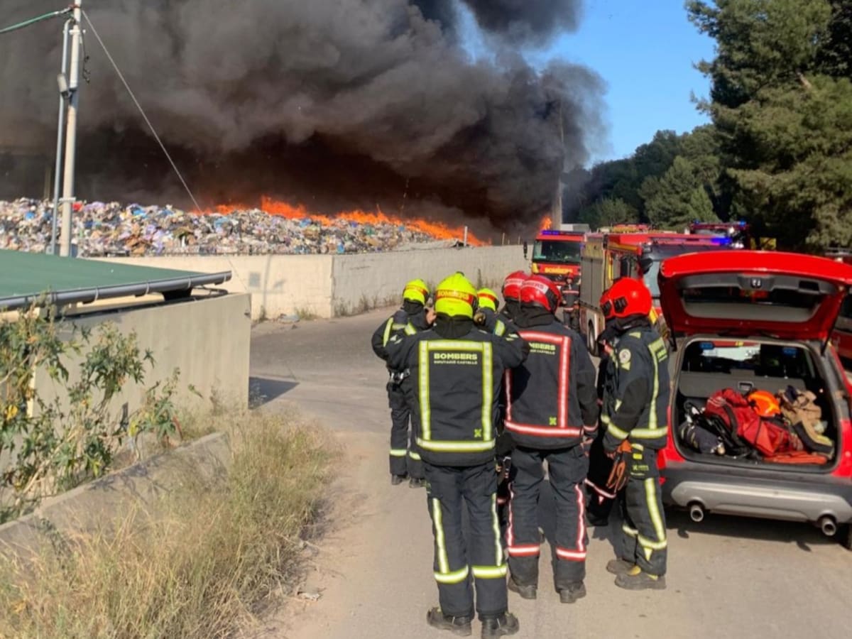 Declarado un incendio bastante desarrollado en la planta de reciclaje de Onda: hay viviendas desalojadas