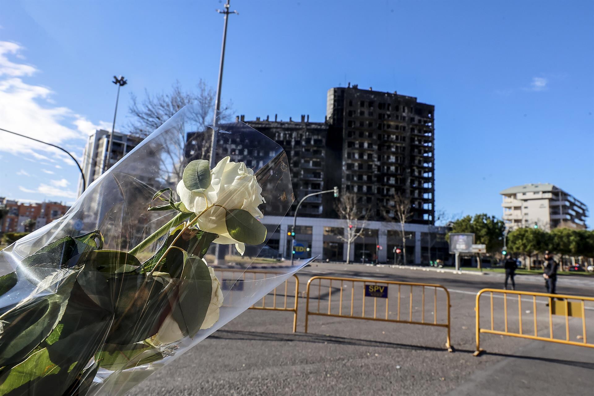 Imagen del edificio de Campanar arrasado por el fuego la pasada semana