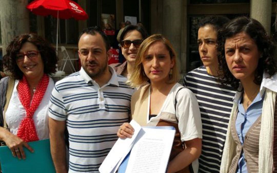 Alda Recas, Portavoz de AME, en el centro.