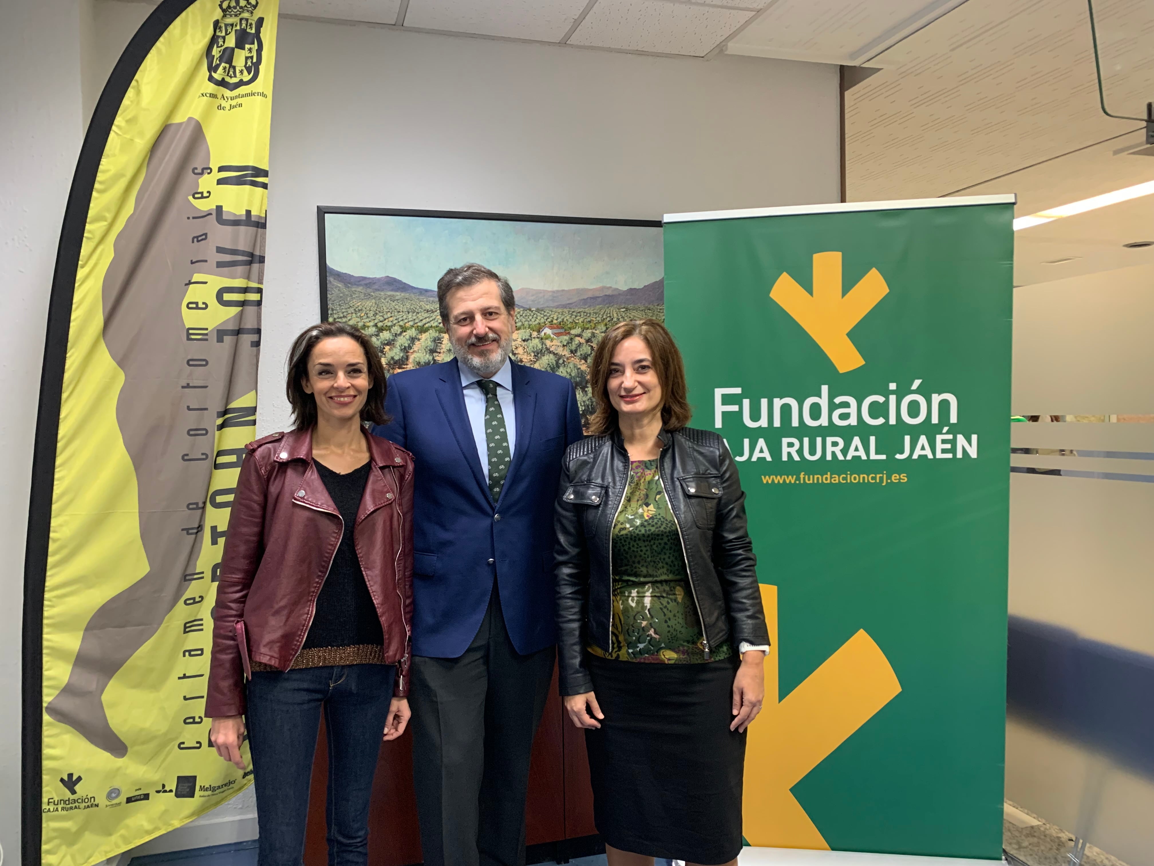 De izquierda a derecha, la directora artística del concurso, Carolina Cañada; el gerente de la Fundación Caja Rural Jaén, Jesús García Lomas, y la concejala de Juventud, Eva Funes.