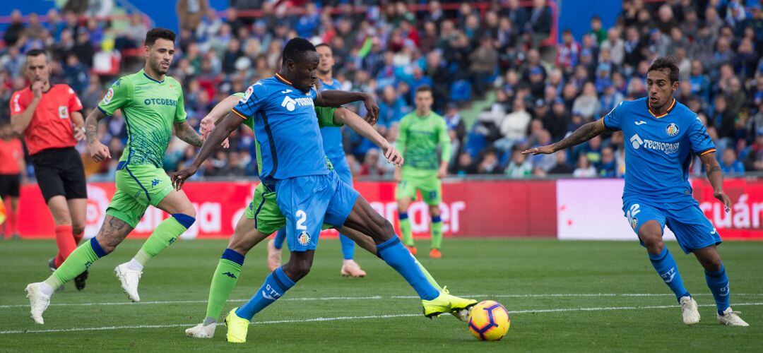 El azulón Djene Dakonam Ortega arrebata el balón al bético Loren Moran durante el partido de este domingo en el Coliseum.