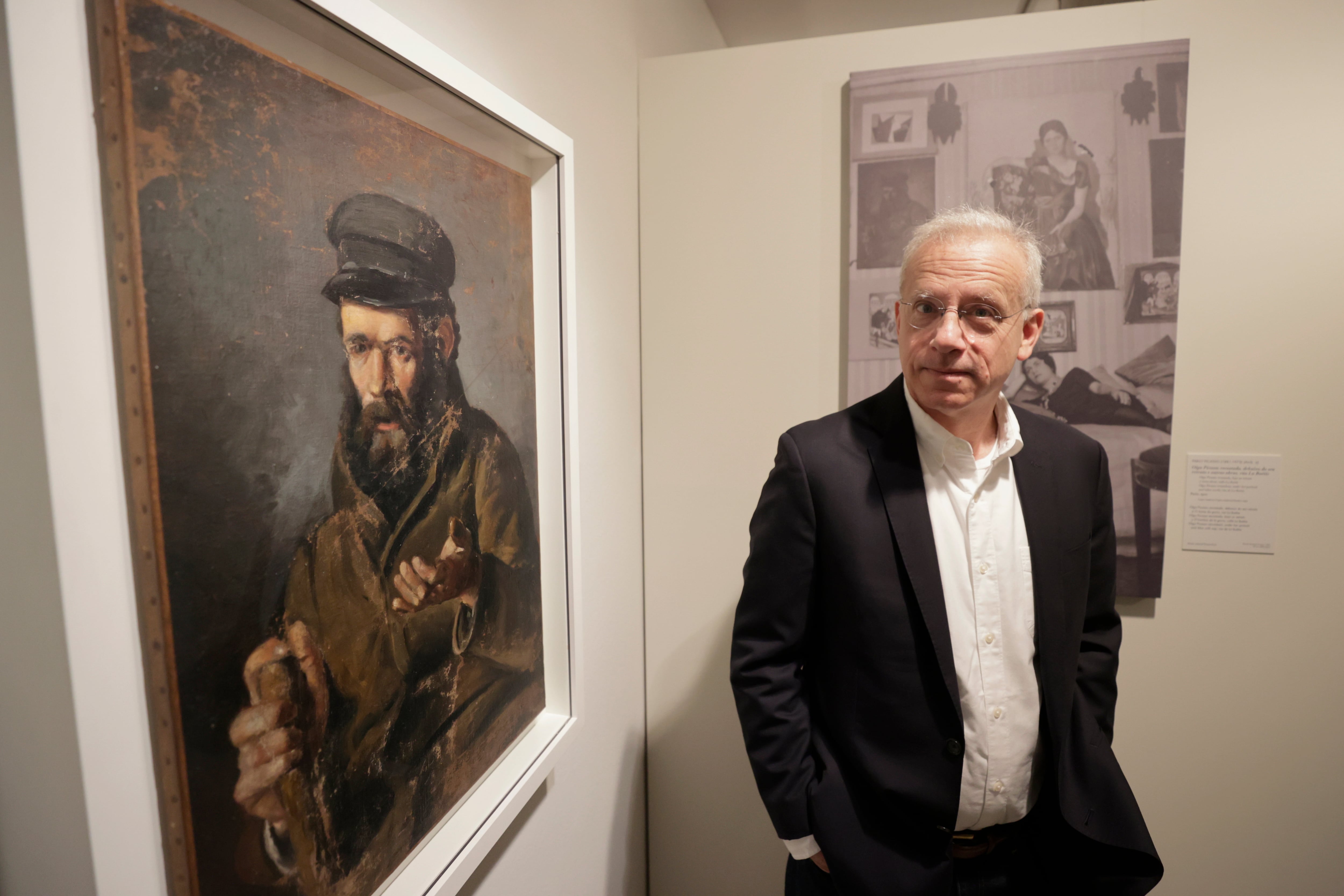 A CORUÑA, 09/05/23.- El experto de la Universidad de Nueva York en Picasso, Pepe Karmel, posa frente al &#039;Hombre de la gorra&quot;, un óleo sobre lienzo pintado en la ciudad de A Coruña en 1895, este martes. Karmel que se encuentra en A Coruña con motivo del 50 aniversario de la muerte del artista, explica en una entrevista con EFE, las claves sobre la influencia de su etapa adolescente en su obra madura. EFE/Cabalar
