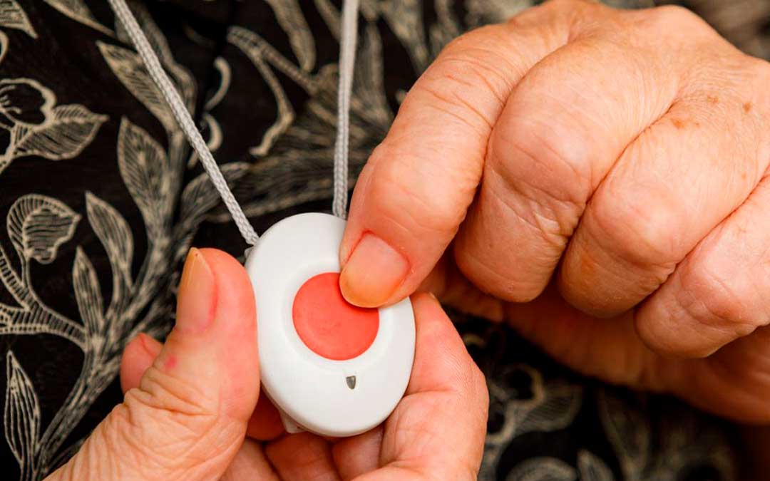 Botón de teleasistencia en una imagen de archivo.