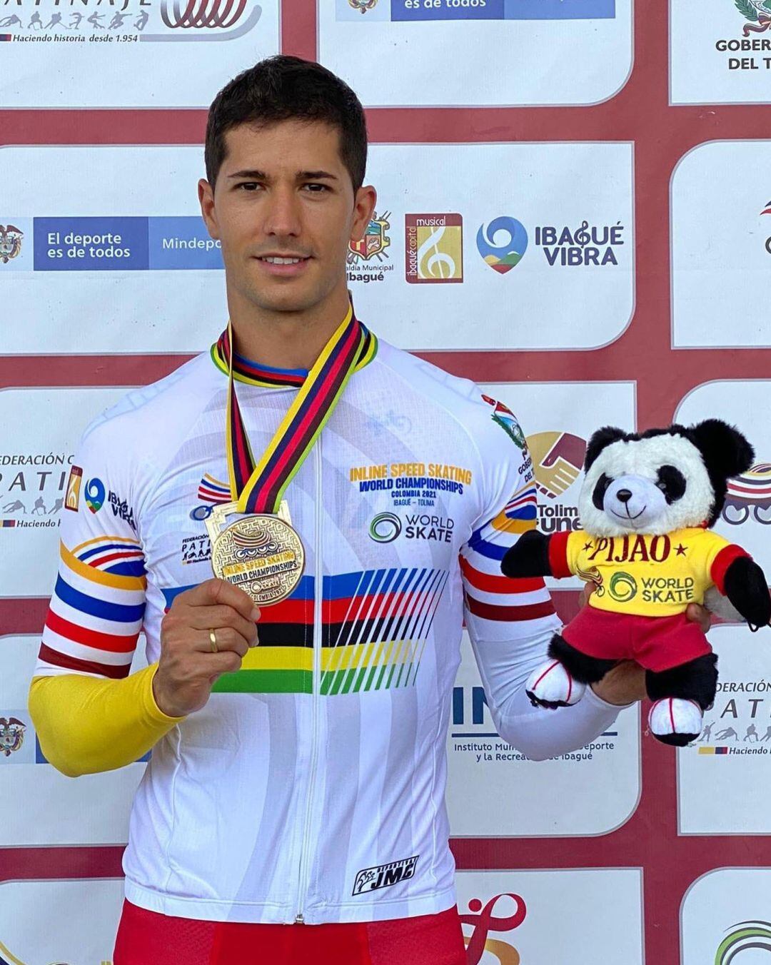 Ioseba Fernández con su maillot arcoiris y su última medalla de oro en el Mundial de Colombia 