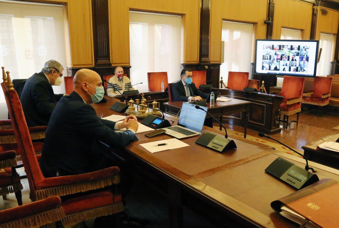 El pleno del Ayuntamiento de León se celebró nuevamente vía telemática