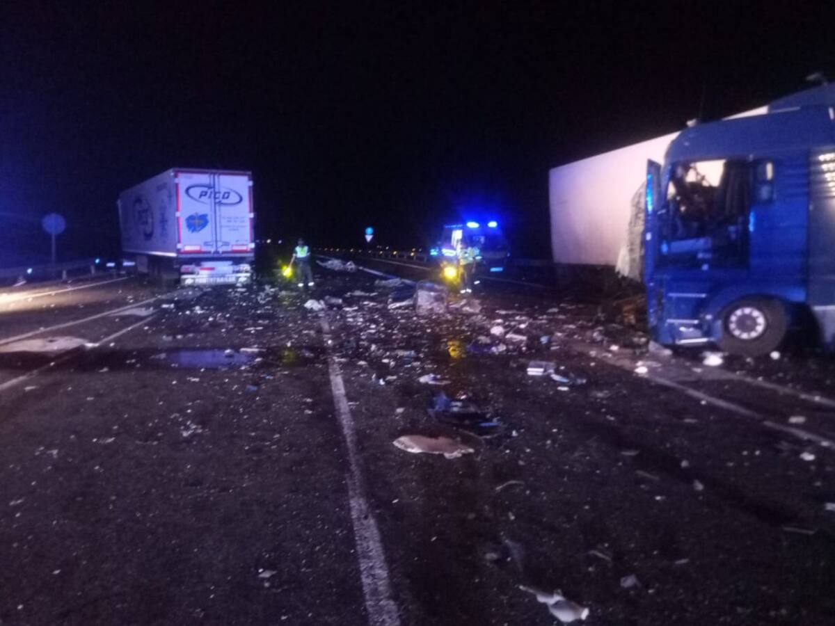 Un fallecido en un choque entre dos camiones y un turismo en Candasnos