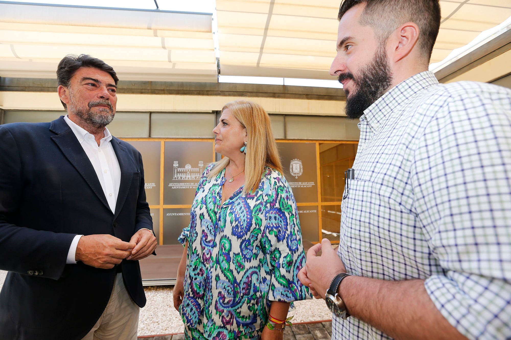 El alcalde Luis Barcala, junto a la portavoz de Vox, Carmen Robledillo, y el portavoz adjunto, Mario Ortolá