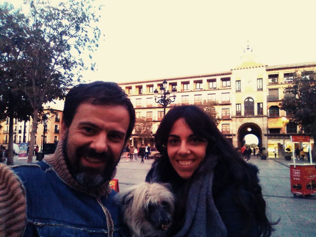 Nuestro anónimo junto a su novia y su perro.