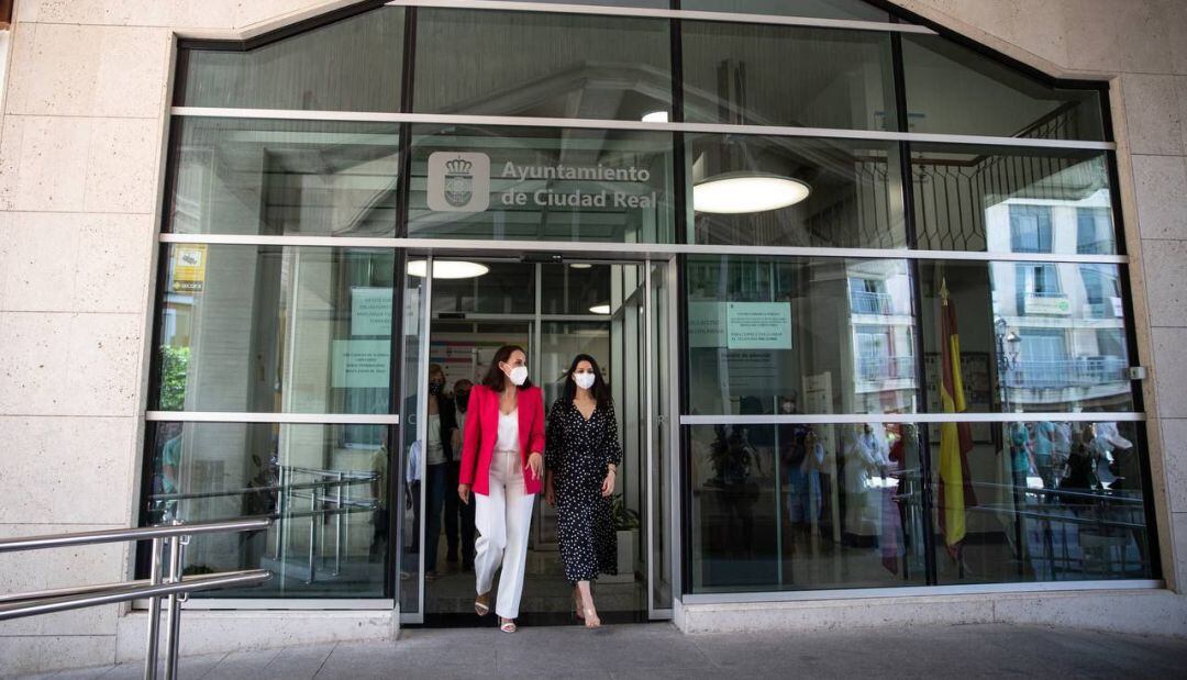 La líder de Ciudadanos a nivel nacional, Inés Arrimadas, junto a la alcaldesa de Ciudad Real, Eva María Masías 