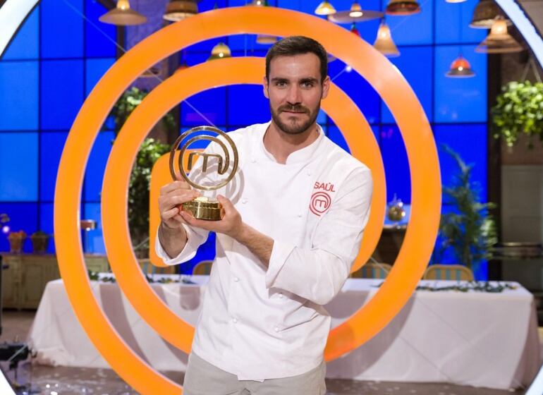 Saúl Craviotto con el trofeo de &#039;MasterChef Celebrity 2&#039;