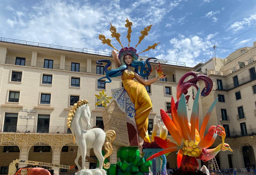 Hoguera Oficial en la plaza del Ayuntamiento de Alicante