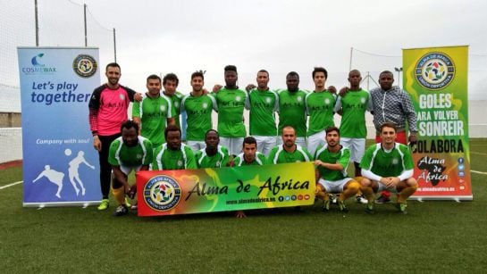 El equipo de fútbol Alma de África, compuesto de inmigrantes sin papeles