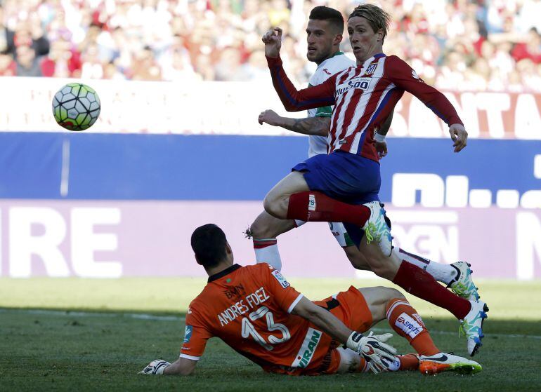 Fernando Torres bate a Andrés Fernández.