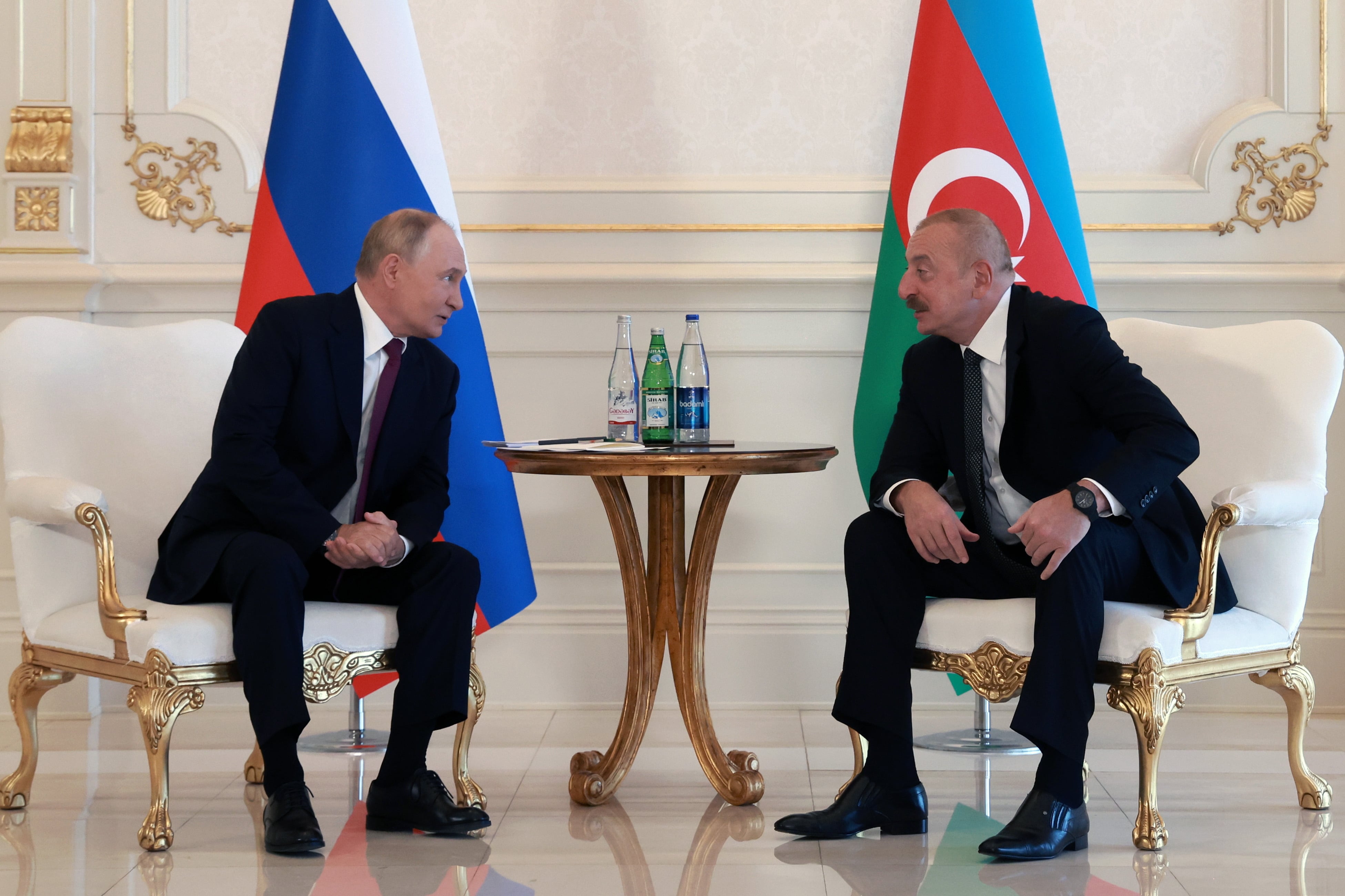 El presidente ruso Vladimir Putin con su homólogo azerbaiyano Ilham Aliyev durante su reunión en Bakú