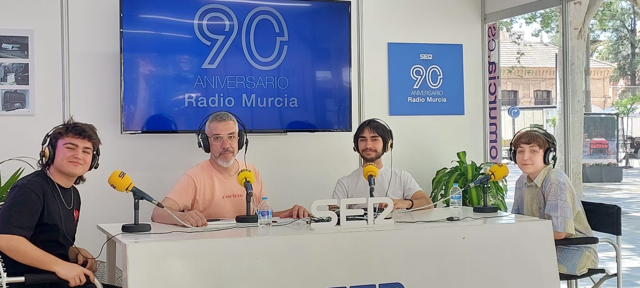 Hugo Díaz (Bas), Jon Andreu y Marta Conesa (Marte Conesa), alumnos de 2º de Fotografía de la Escuela de Arte de Murcia, junto a Paco Sánchez en el programa Hoy por hoy Murcia