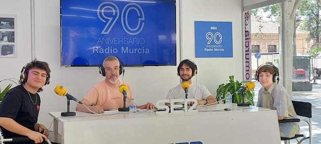 Hugo Díaz (Bas), Jon Andreu y Marta Conesa (Marte Conesa), alumnos de 2º de Fotografía de la Escuela de Arte de Murcia, junto a Paco Sánchez en el programa Hoy por hoy Murcia