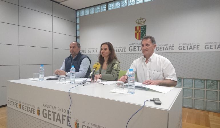 Sara Hernández junto a dos de sus concejales