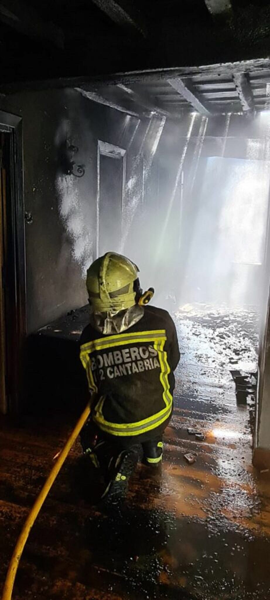 Un bombero del 112 en las labores de extinción del fuego.