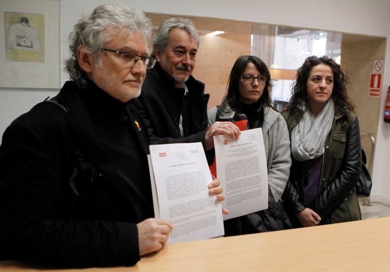 El secretario de organización de UGT, Rafael Espartero García (d), y Fernando Lezcano (i), secretario de organización de CC.OO, han registrado hoy la convocatoria de huelga general de dos horas por turno  para el 8 de marzo