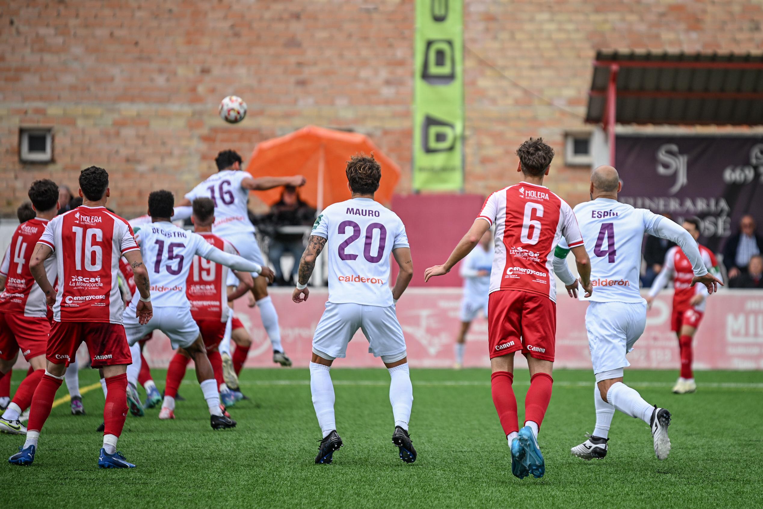 Jugada del partido entre Torreperogil y Real Jaén.