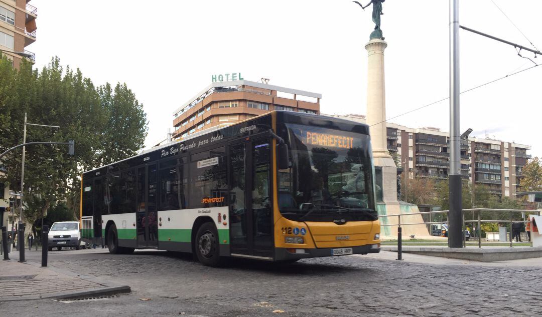 El servicio de autobús urbano se reduce en un 75%