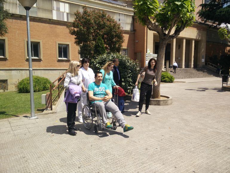 Escuredo sortint de l&#039;Hospital Josep Trueta