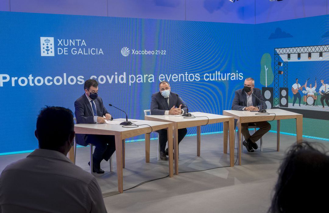 Los conselleiros de Cultura, Román Rodríguez, y de Sanidade, Julio García Comesaña, junto con el director general de Emergencias e Interior, Santiago Villanueva.