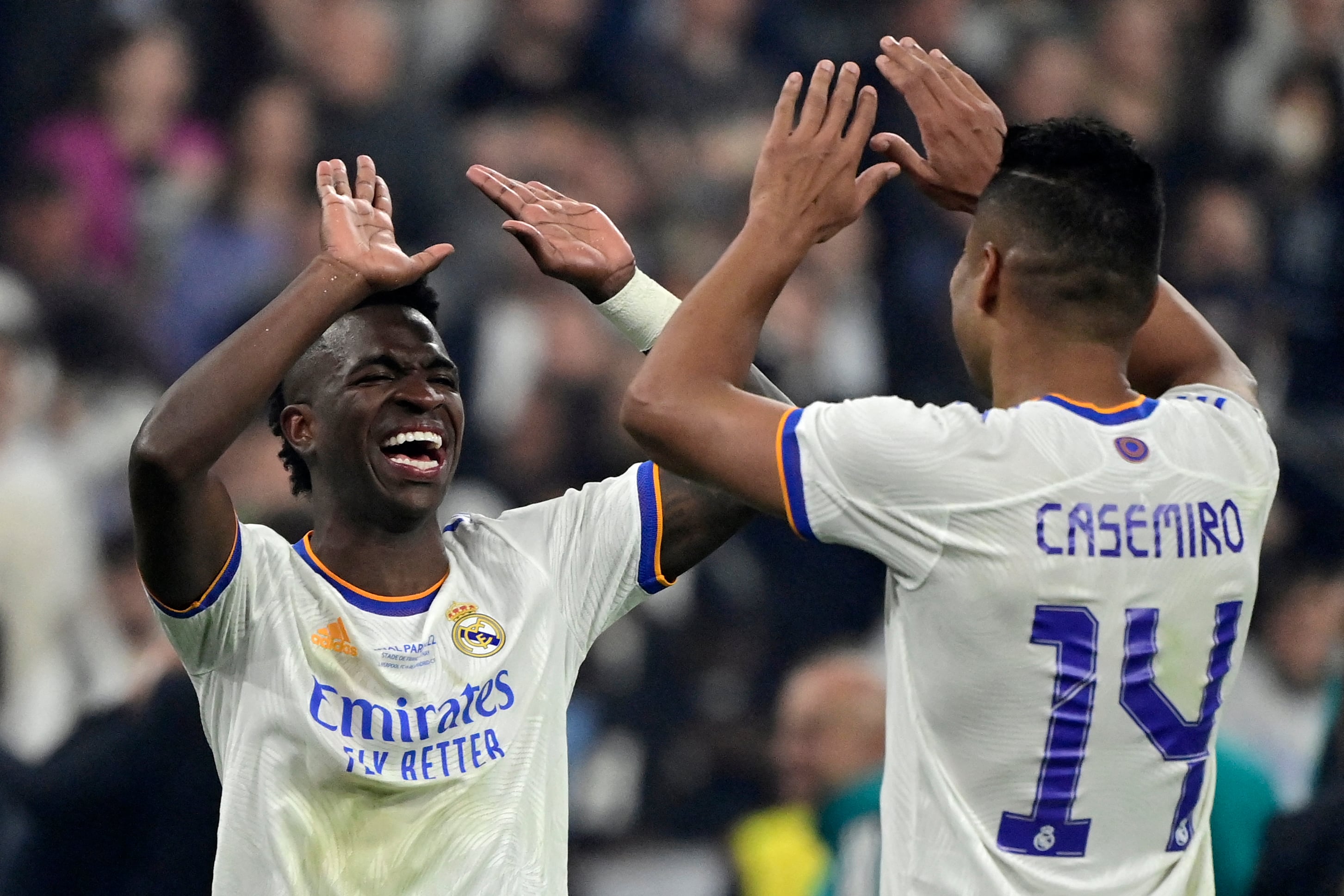 Casemiro y Vinicius celebran una victoria del Real Madrid