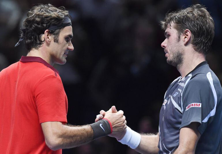 ARA166. London (United Kingdom), 15/11/2014.- Switzerland&#039;s Roger Federer (L) shakes hands with compatriot Stanislas Wawrinka following his three set win during the ATP World Tour Finals semi-final match at the O2 Arena in London, Britain, 15 November 201